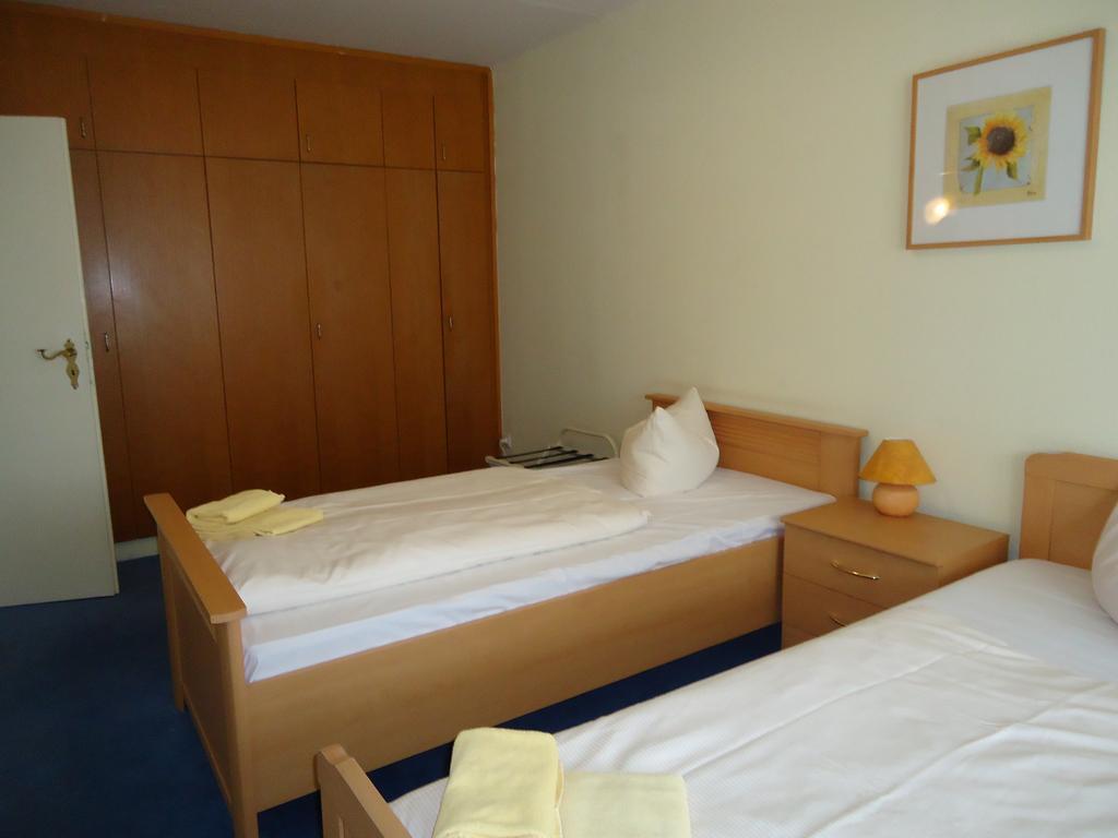 Hotel Kubrat Am Checkpoint Charlie Berlín Habitación foto