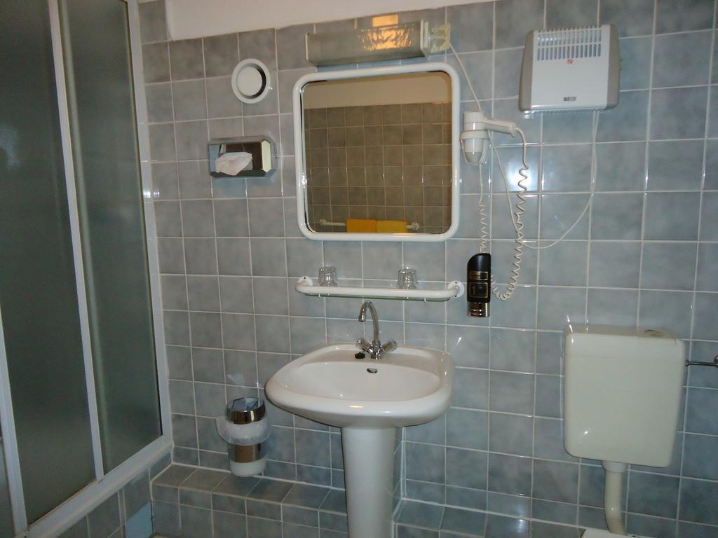 Hotel Kubrat Am Checkpoint Charlie Berlín Habitación foto