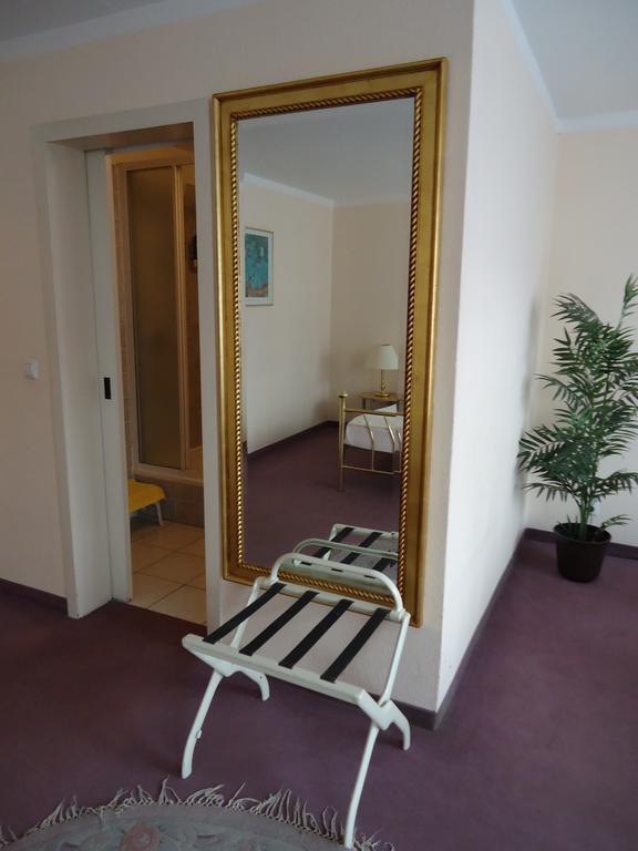 Hotel Kubrat Am Checkpoint Charlie Berlín Habitación foto